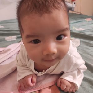 Bé gái 2 tháng tuổi đã biết lẫy Bé gái 2 tháng tuổi đã biết lẫy